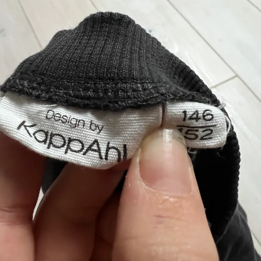 Hej jag säljer en Kappahl tröja för 35kr I storlek 146/162.. T-paidat.