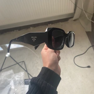 Prada solglasögon  - Helt nya endast testade. Lägger upp annonsen på nytt pga oseriös köpare. Endast solglasögon 