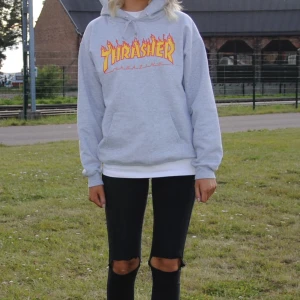 Thrasher hoodie - Hoodie i storlek S unisex, inga fläckar eller defekter! Superfint skick! Frakten är 59kr 🥰