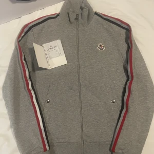 Moncler logo track jacket - Säljer en helt ny oanvänd moncler tröja Storlek S, herr   