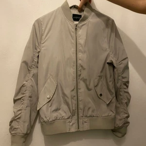 Grå jacka - Denna jackan är så bra till hösten, den är väldigt fin syd vid armarna. (Köparen står för frakten)