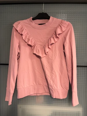 Vero Moda tröja - Rosa vero moda tröja, storken M! Jätte fin tröja med volanger fram till