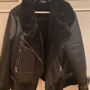 Bikerjacka  - Säljer denna härliga bikerjacka då den inte kommer till användning. Köpt förra året på Nelly. Kan både postas eller möttas upp i centrala Stockholm🤍