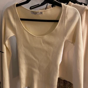 Långärmad tröja - Oanvänd långärmad tröja ifrån NA-KD, i ett tunt ribbstickat material🫶🏼 har tyvärr inte kommit till användning av mig☺️