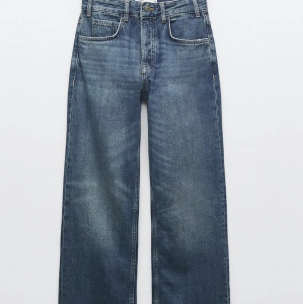 Säljer dem här snygga jeansen, har bara använt dem en gång på grund av att jag beställde dem i fel storlek. Nypris 559kr. Jeans & Byxor.