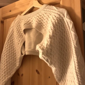 Stickad kofta - Säljder denna croppade kofta, aldrig använd! 