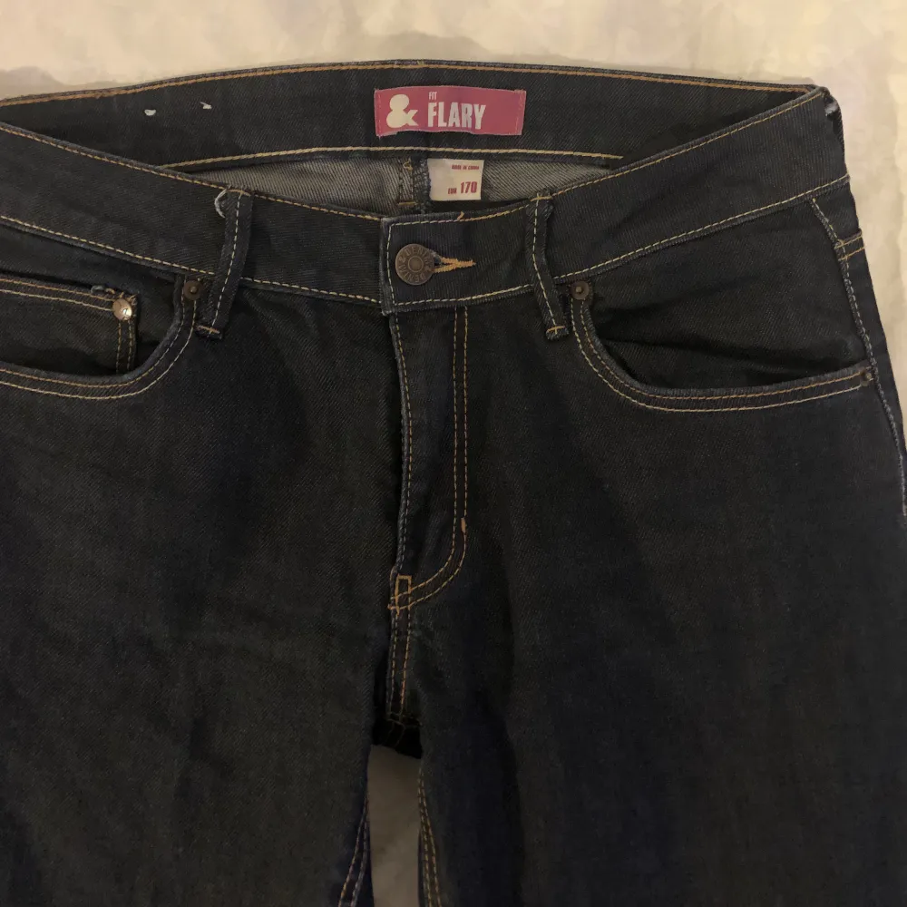 säljer dessa lågmidjade bootcut jeansen, skriv privat för fler bilder och info🌟. Jeans & Byxor.