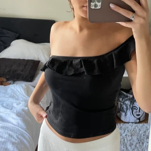 Svart linne med volanger - Jättefint svart linne, endast använd vid 2 tillfällen 