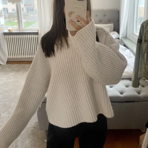 Stickad från h&m - Säljer denna créme vita stickade tröjan från h&m i storlek XS. Den är ganska boxig i modellen och perfekt till hösten/vintern
