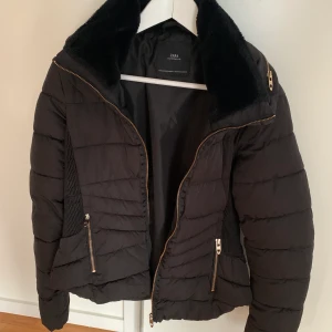 Vinterjacka - Svart vinterjacka från zara köpt för flera år sen! Storlek M och sitter bra på mig som är small💓