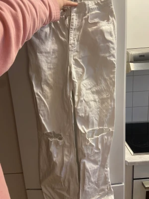 NAKD vita jeans storlek 36 - Jeans använda två gånger Storlek 36 Hål i knäna (så modellen ska se ut) Sitter tajt runt midja och rumpa men sedan är passformen lös