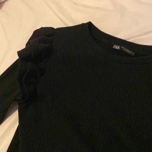 Svart topp från zara - Jätte söt topp från zara med volang. Precis som nyskick använd ca två gånger. Är i storlek M men är liten i storleken så dem är som en XS och S också.