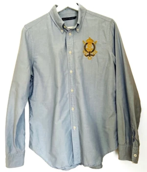 Ralph Lauren - Så fin Ralph Lauren skjorta i 100 % bomull, självklart äkta, köpt på NK i Sthlm.  Storleken är en 12, så borde vara en svensk 38, dock beror det på hur man vill att den ska sitta, jag är en 36 och den passar fint.  Vid armhålan är det lite lite ljus gulna