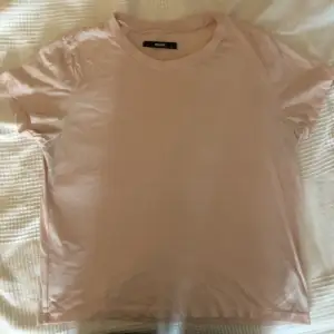 Ljusrosa t-shirt från Bikbok. Den är i storlek L men skulle säga att den passar S/M