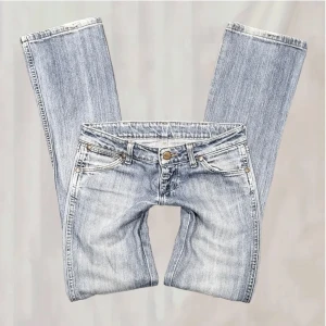Lågmidjade jeans - Ett par riktigt snygga lågmidjade jeans ifrån wrangler, bilderna är lånade från förra ägaren. Säljer då dom var för små för mig tyvärr.. Skriv om du vill ha fler bilder så fixar vi det! Midja:73 cm innerbenslängd:83cm