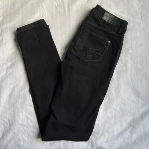 Svarta jeans 🖤 - Svarta jeans 🖤26/34🖤