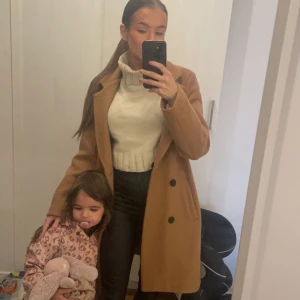 Biege kappa - Säljer denna skit snygga kappan, den är normal i storleken, har stora fickor vilket jag tycker är ett plus. Och den sitter sjukt snyggt och är lite varmare och passar bra nu till vintern  Nypris 499:-