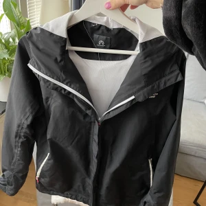 Regnjacka North Bend  - Regnjacka från North Bend. Storlek 40. Nypris ca. 800-1000kr. I gott skick.