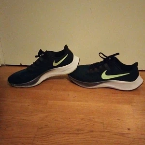 Nike Skor - Nike skor, köpta för 1300, väldigt bekväma, använt 5-7 gånger, de har inga hål och är inte sönder. Både för män och killar, är mörkblå och lite grå vid sidan av sulan och vid skosnöret. Kan diskutera pris.