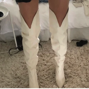 Klackar från na-kd - Over-knee klackar från na-kd i strl 39! Sparsamt använda 💕 skriv vid frågor! Klack på cirka 8-10 cm