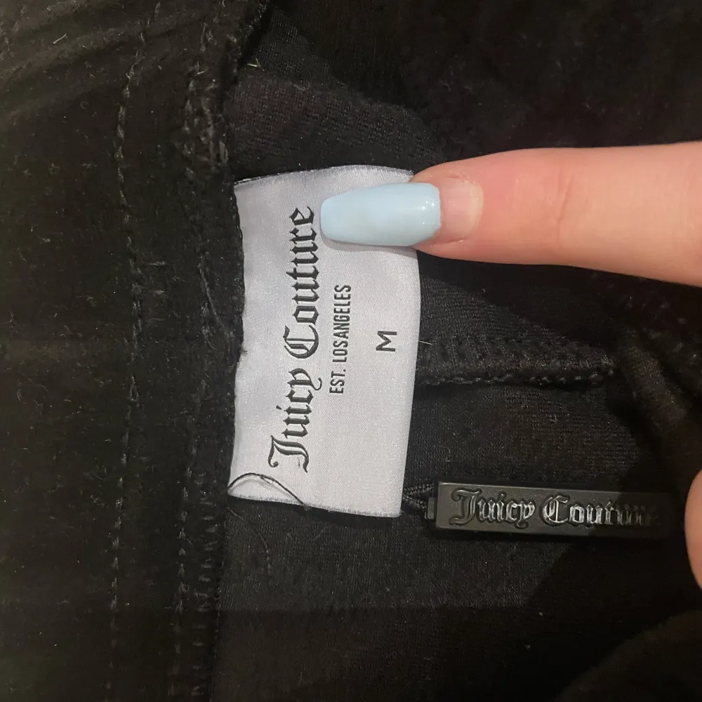 Äkta juicy couture byxor använt 2-3 gånger för stora för mig mamma köpte fel storlek. Detta är storlek M och jätte skönt material.. Jeans & Byxor.