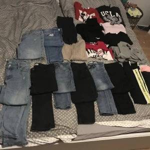 146/152 - Fina kläder i storlek 146/152 9 par jeans i nyskick m.m