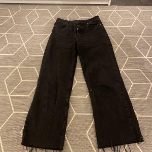 Mörkgrå/svarta jeans 250kr - Jättefina jeans men tyvärr för små för mig. Raka i benen, storlek 27, endast använda 1-2 gånger.