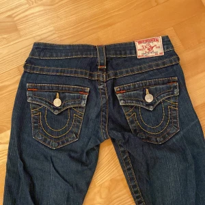 True religion jenas  - Säljer världens snyggaste true religion jeansen då dem inte kommer till andvändning💕dem är u jätte fint sick därav priset💕betalar endast med Swish💕kan posta idag!💕