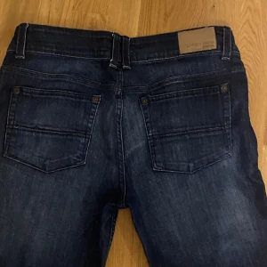 Jeans  - Ett par byxor från Sellpy, dem var snygga men problemet för mig var att jag inte är förtjust i dragkedjor på jeans där nere så passade inte min smak. Bra kvalite och inte slitna någonstans.  Dessa byxor är regular midjade och kan sitta lågmidjade på olika