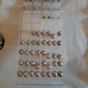 Nickel fria örhängen 10 kr par - .