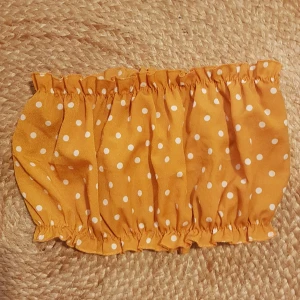 Snygg prickig gul tubtopp. - Så fin tubtopp. Tror inte att den blivit använd. Storlek S/M.