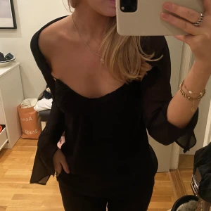 Topp ifrån Zara - Svart populär topp ifrån Zara. Fint skick