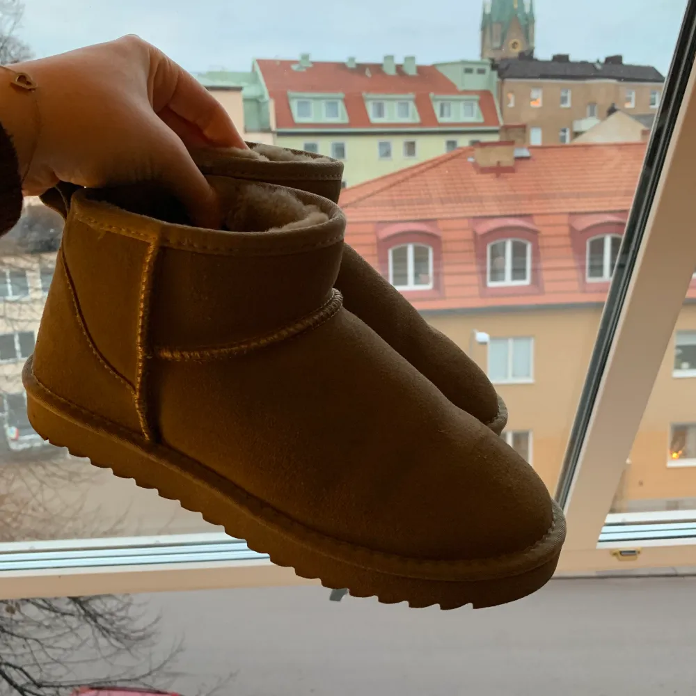 Säljer dessa Låga Uggs i färgen Beige/olivgrön! INTE ÄKTA UGGS. Stl 40 men försmå för mig som brukar ha 40 så 38/39😍. Skor.