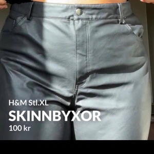 SKINNBYXOR - Skinnbyxor från H&M. Tjocka i materialet (inte bara lackbyxor)  Bra längd men tyvärr förstora i övrigt.  Fotat i solen så ser ljusare ut än de är irl.