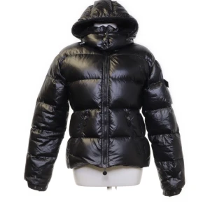 Moncler jacka - BARA IDAG 3900kr!! ⚠️ Säljer min moncler jacka som är köpt på Sellpy där den också är äktighetskontrollerad. Tecken på andvändning finns. 
