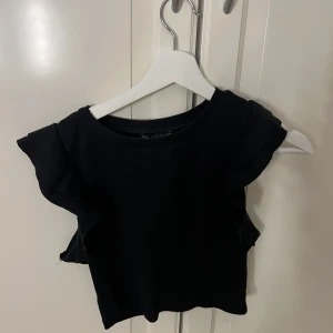 Volangtopp Zara - Svart volangtopp från Zara i storlek S🤍🥰