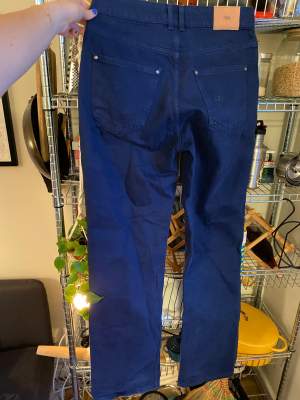 Helt oanvända jeans från zara, tyvärr för små för mig (normala i storleken dock). Snygg blå färg! Strl 40. Modellen är högmidjad med raka, långa ben! 