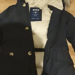 Äkta svea vinterjacka - Säljer min sveajacka som är i väldigt bra skick,inget fel på jackan elr så. Jag använder inte jackan så säljer den vidare.   Kan inte skicka jackan så möts upp i en offentlig plats i centrala gbg elr hisingen. Tar swish elr kontant. 