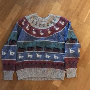 Stickad tröja strl S - Gullig tröja i storlek M men passar för storlek S. Spårbar frakt ingår i priset💗