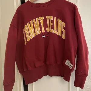 TOMMY JEANS - Snygg crewneck i storlek S. Bra kvalite och snygg färg till vintern! 