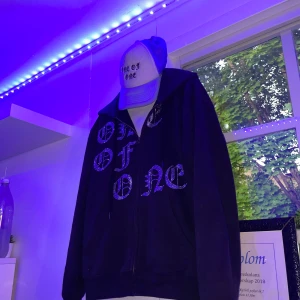 One of one Zip - Säljer min svarta One of one tröja som Inte har släppt någon sten. skick 9/10 Storlen S passar även som M själv är jag 180 och den sitter perfekt.  Köparen står för frakt