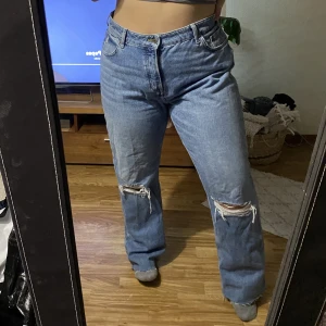 Jeans - Ljusa raka jeans med hål i knäna