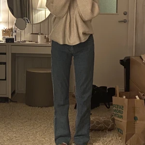 Jeans från BikBok - Dessa jeans är i storlek 24 i modellen ”low straight” från Bik Bok. De är i väldigt bra skick och orginalpris är 599kr. Jag har klippt jeansen för att passa min längd, ca 161 cm🥰