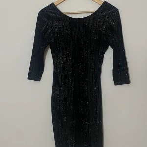 glittrande klänning ✨ - Superfin glittrande klänning i mörkgrön sammet. Använd 2 gånger, perfekt till jul eller nyår. Storlek small  