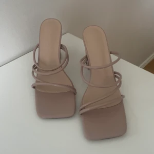 Klackskor  - Snygga klackskor som är helt oanvända. 