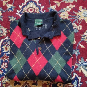 Grön tröja med krage, M - ❗inteessekol ❗En fin tröja, rik på höstfärger! Den har inga defekter och är som i nyskick. Den är i storlek M men funkar som baggy för den med S. Fler frågor eller om bilder, pm! 🍁❤️