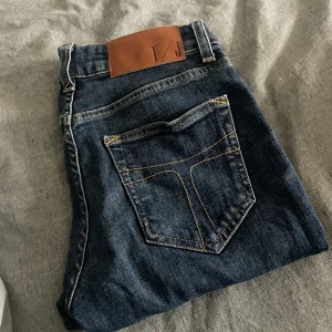 Low waist jeans - Säljer mina tiger of Sweden jeans. De är skinny och low waist. Storlek 26/30. Är uppsydda i butiken denim and friends, passar mig som är 168 perfekt i längden. 