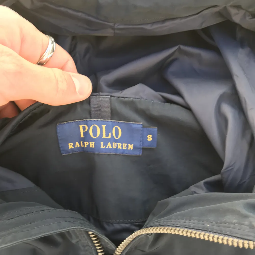 Ralph Lauren jacka storlek Small. 300kr eller eget bud, var inte blyg för att buda. Lite fläckar och märken efter användning, därav det låga priset. Annars i bra skick! Köparen står för frakt📦. Jackor.