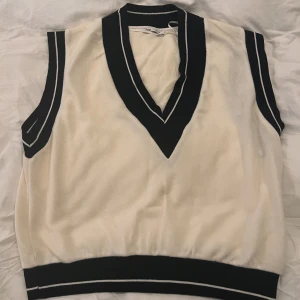 Vit och blå Sweatervest från Zara - Helt ny och oanvänd Zara sweatervest. Vit med blå outline. Perfekt för höst. Jätte mjuk. Är storlek L men kan passa M.🤍
