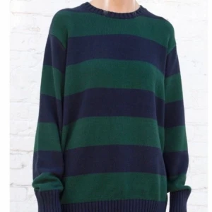 Brianna Sweater - Brianna sweater från Brandy Melville i nyskick. Onesize men sitter som L/XL :) köpt för ungefär 400kr